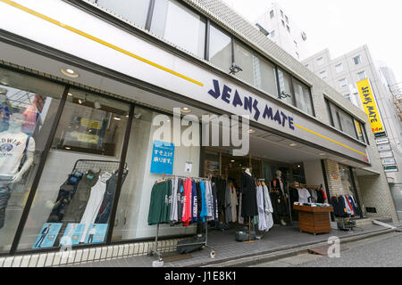 Eine Gesamtansicht der Jeans Mate 24 Stunden-Shop in der Nähe von Takadanobaba Station am 21. April 2017, Tokio, Japan. Jeans Mate Corporation hat angekündigt, dass es bei 13 seiner 24-Stunden Läden ab Mai 2017 Geschäftszeiten verringern wird. Die legere Mode-Einzelhandelsunternehmen funktioniert diese Läden 16 Stunden (07:00-23:00). Bildnachweis: Rodrigo Reyes Marin/AFLO/Alamy Live-Nachrichten Stockfoto