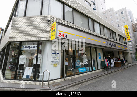 Eine Gesamtansicht der Jeans Mate 24 Stunden-Shop in der Nähe von Takadanobaba Station am 21. April 2017, Tokio, Japan. Jeans Mate Corporation hat angekündigt, dass es bei 13 seiner 24-Stunden Läden ab Mai 2017 Geschäftszeiten verringern wird. Die legere Mode-Einzelhandelsunternehmen funktioniert diese Läden 16 Stunden (07:00-23:00). Bildnachweis: Rodrigo Reyes Marin/AFLO/Alamy Live-Nachrichten Stockfoto