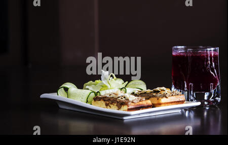 18. April 2017 - Leber-Pastete auf eine belgische Waffel. (Bild Kredit: Igor Golovniov © über ZUMA Draht) Stockfoto