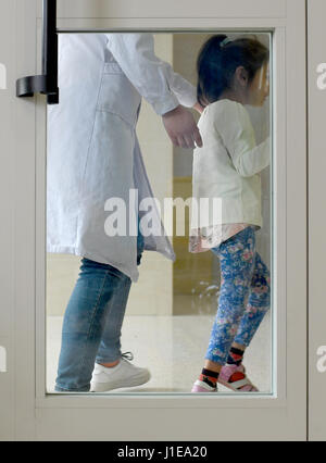 (170421)--URUMQI, 21. April 2017 (Xinhua)--Rehabilitation Therapeuten Cao Beibei (L) hilft eines der Zwillingsmädchen mit Spaziergang Ausbildung der sechs Affiliated Hospital für Xinjiang medizinische Hochschule in Urumqi, der Hauptstadt von Nordwesten Chinas Xinjiang Uygur Autonome Region, 17. April 2017. Die sechs-jährigen Zwillinge aus Usbekistan der infantilen Zerebralparese diagnostiziert, als sie im November 2016 nach China kam, können nicht beide laufen unabhängig und klar auszudrücken. Nach der Behandlung mit Akupunktur, therapeutische Massage, Kräutermedizin und Reha-Maßnahmen, die Zwillinge gehen konnten, unabhängig und Spe Stockfoto