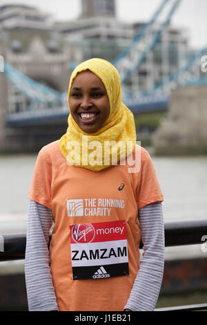 London, UK. 21. April 2017. #Reason, Fototermin mit Zamzam Farah, laufen, die engagierte sich in der laufenden Nächstenliebe nach Asyl in Großbritannien nach ihrem Auftritt für Somalia bei den Olympischen Spielen 2012, neben der Tower Bridge vor den Jungfrau-Geld-London-Marathon stattfindet auf Sonntag, 23. April 2017 Credit: Keith Larby/Alamy Live News Stockfoto