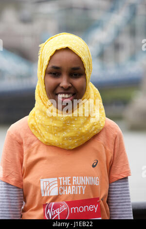 London, UK. 21. April 2017. #Reason, Fototermin mit Zamzam Farah, laufen, die engagierte sich in der laufenden Nächstenliebe nach Asyl in Großbritannien nach ihrem Auftritt für Somalia bei den Olympischen Spielen 2012, neben der Tower Bridge vor den Jungfrau-Geld-London-Marathon stattfindet auf Sonntag, 23. April 2017 Credit: Keith Larby/Alamy Live News Stockfoto
