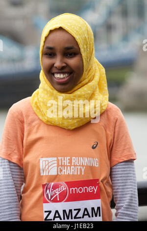 London, UK. 21. April 2017. #Reason, Fototermin mit Zamzam Farah, laufen, die engagierte sich in der laufenden Nächstenliebe nach Asyl in Großbritannien nach ihrem Auftritt für Somalia bei den Olympischen Spielen 2012, neben der Tower Bridge vor den Jungfrau-Geld-London-Marathon stattfindet auf Sonntag, 23. April 2017 Credit: Keith Larby/Alamy Live News Stockfoto