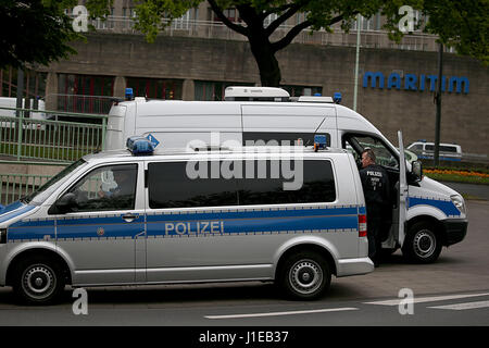 Köln, Deutschland. 21. April 2017. Polizeifahrzeuge in Köln, 21. April 2017. Die populistische Partei Alternative für Deutschland (AfD) hält seine Nationalkonvent in Köln am 22. und 23. April. Tausende von Demonstranten werden erwartet. Foto: Oliver Berg/Dpa/Alamy Live News Stockfoto