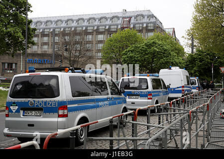 Köln, Deutschland. 21. April 2017. Polizeifahrzeuge in Köln, 21. April 2017. Die populistische Partei Alternative für Deutschland (AfD) hält seine Nationalkonvent in Köln am 22. und 23. April. Tausende von Demonstranten werden erwartet. Foto: Oliver Berg/Dpa/Alamy Live News Stockfoto