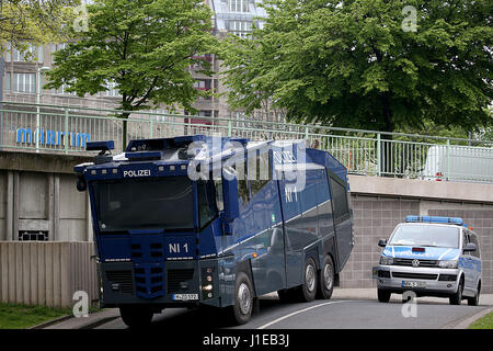 Köln, Deutschland. 21. April 2017. Ein Polizei-Wasserwerfer in Köln, 21. April 2017. Die populistische Partei Alternative für Deutschland (AfD) hält seine Nationalkonvent in Köln am 22. und 23. April. Tausende von Demonstranten werden erwartet. Foto: Oliver Berg/Dpa/Alamy Live News Stockfoto