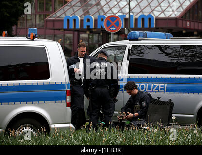 Köln, Deutschland. 21. April 2017. Dpatop - Polizei-Fahrzeuge in Köln, 21. April 2017. Die populistische Partei Alternative für Deutschland (AfD) hält seine Nationalkonvent in Köln am 22. und 23. April. Tausende von Demonstranten werden erwartet. Foto: Oliver Berg/Dpa/Alamy Live News Stockfoto