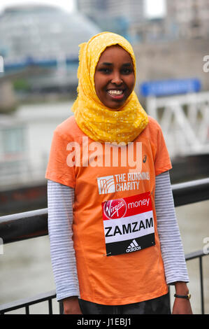 London, UK. 21. April 2017. Zamzam Farah, der Beteiligten in die laufenden Charity wurde nach Asyl in Großbritannien nach ihrem Auftritt für Somalia auf London 2012 Olympische Spiele an einem Virgin London-Marathon Geld vor dem Rennen Fototermin, Tower Hotel, London, UK. Bildnachweis: Michael Preston/Alamy Live-Nachrichten Stockfoto