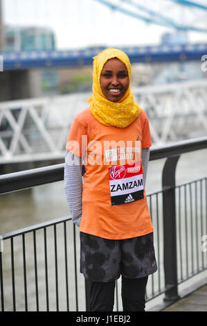 London, UK. 21. April 2017. Zamzam Farah, der Beteiligten in die laufenden Charity wurde nach Asyl in Großbritannien nach ihrem Auftritt für Somalia auf London 2012 Olympische Spiele an einem Virgin London-Marathon Geld vor dem Rennen Fototermin, Tower Hotel, London, UK. Bildnachweis: Michael Preston/Alamy Live-Nachrichten Stockfoto