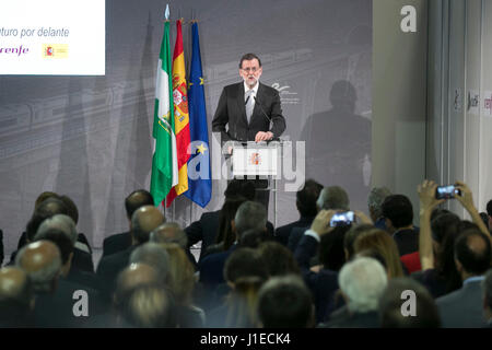 Madrid, Spanien. 21. April 2017. Spaniens Ministerpräsident Mariano Rajoy spricht während der 25. Jahrestag des AVE (Spanisch-High-Speed) Zug am Bahnhof Santa Justa in Sevilla, am Freitag 21, April 2017. Bildnachweis: Gtres Información Más lokalen on-line S.L./Alamy Live News Stockfoto