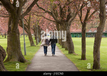 Edinburgh, Schottland. 21. April 2017. Paar Hand in Hand gehen in Meadows Park, Edinburgh, Schottland, UK. VEREINIGTES KÖNIGREICH. Großbritannien Wetter. 21. April 2017. Vorhersage für langweiligen, grauen Tage mit Duschen als am frühen Morgen Spaziergänger, Jogger und Radfahrer machen Übung im Park Credit: Gabriela Antosova/Alamy Live News Stockfoto