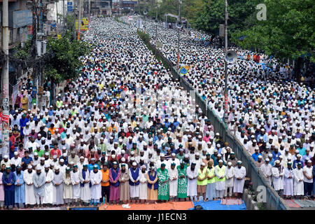 Dhaka, Bangladesch. 21. April 2017. DHAKA, Bangladesch - 21. April 2017: Anhänger von Bangladesch Islami Sashontantra Andolon beteiligen sich an dem Freitagsgebet bevor der Protest Rallye anspruchsvollen entfernen die Justitia-Statue aus Bangladesch Supreme Court Komplex in Dhaka, Bangladesch. Nach Bangladesch Islami Sashontantra Andolon Aussage sieht die Statue wie griechische Göttin Themis und die anti-islamischen ist. Landwirtschaft-Bangladesch. Bildnachweis: SK Hasan Ali/Alamy Live-Nachrichten Stockfoto