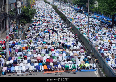 Dhaka, Bangladesch. 21. April 2017. DHAKA, Bangladesch - 21. April 2017: Anhänger von Bangladesch Islami Sashontantra Andolon beteiligen sich an dem Freitagsgebet bevor der Protest Rallye anspruchsvollen entfernen die Justitia-Statue aus Bangladesch Supreme Court Komplex in Dhaka, Bangladesch. Nach Bangladesch Islami Sashontantra Andolon Aussage sieht die Statue wie griechische Göttin Themis und die anti-islamischen ist. Landwirtschaft-Bangladesch. Bildnachweis: SK Hasan Ali/Alamy Live-Nachrichten Stockfoto