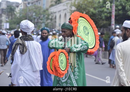 Dhaka, Bangladesch. 21. April 2017. DHAKA, Bangladesch - 21. April 2017: Anhänger von Bangladesch Islami Sashontantra Andolon beteiligen sich an dem Freitagsgebet bevor der Protest Rallye anspruchsvollen entfernen die Justitia-Statue aus Bangladesch Supreme Court Komplex in Dhaka, Bangladesch. Nach Bangladesch Islami Sashontantra Andolon Aussage sieht die Statue wie griechische Göttin Themis und die anti-islamischen ist. Landwirtschaft-Bangladesch. Bildnachweis: SK Hasan Ali/Alamy Live-Nachrichten Stockfoto