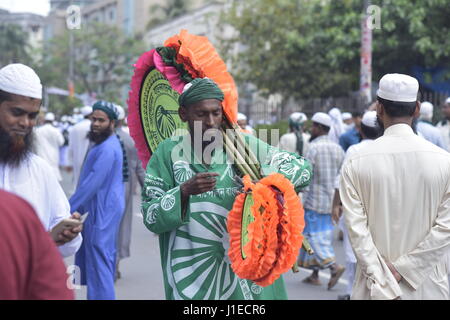 Dhaka, Bangladesch. 21. April 2017. DHAKA, Bangladesch - 21. April 2017: Anhänger von Bangladesch Islami Sashontantra Andolon beteiligen sich an dem Freitagsgebet bevor der Protest Rallye anspruchsvollen entfernen die Justitia-Statue aus Bangladesch Supreme Court Komplex in Dhaka, Bangladesch. Nach Bangladesch Islami Sashontantra Andolon Aussage sieht die Statue wie griechische Göttin Themis und die anti-islamischen ist. Landwirtschaft-Bangladesch. Bildnachweis: SK Hasan Ali/Alamy Live-Nachrichten Stockfoto