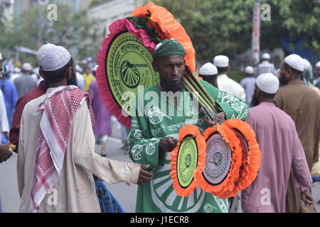 Dhaka, Bangladesch. 21. April 2017. DHAKA, Bangladesch - 21. April 2017: Anhänger von Bangladesch Islami Sashontantra Andolon beteiligen sich an dem Freitagsgebet bevor der Protest Rallye anspruchsvollen entfernen die Justitia-Statue aus Bangladesch Supreme Court Komplex in Dhaka, Bangladesch. Nach Bangladesch Islami Sashontantra Andolon Aussage sieht die Statue wie griechische Göttin Themis und die anti-islamischen ist. Landwirtschaft-Bangladesch. Bildnachweis: SK Hasan Ali/Alamy Live-Nachrichten Stockfoto