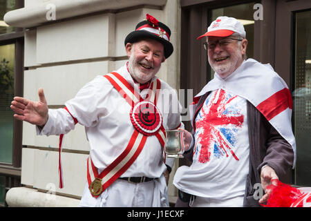 London, UK. 21. April 2017. Die Ewell Morris Männer tanzen in der City of London, Str. Georges Tag zu feiern. Bildnachweis: Bettina Strenske/Alamy Live-Nachrichten Stockfoto