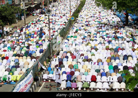 Dhaka, Bangladesch. 21. April 2017. Unterstützer von Bangladesch Islami Sashontantra Andolon beteiligen sich an dem Freitagsgebet vor Protest Rallye anspruchsvolle entfernen der Justitia-Statue aus Bangladesch Supreme Court Komplex in Dhaka, Bangladesh. Nach Bangladesch Islami Sashontantra Andolon Aussage sieht die Statue wie griechische Göttin Themis und die anti-islamischen ist. Bildnachweis: Suvra Kanti Das/ZUMA Draht/Alamy Live-Nachrichten Stockfoto