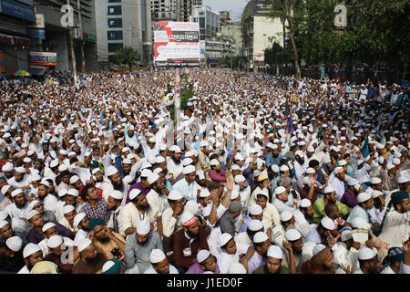 Dhaka, Bangladesch. 21. April 2017. Unterstützer von Bangladesch Islami Sashontantra Andolon beteiligen sich an einem Protest Rallye anspruchsvolle entfernen der Justitia-Statue aus Bangladesch Supreme Court Komplex in Dhaka, Bangladesch. Nach Bangladesch Islami Sashontantra Andolon Aussage sieht die Statue wie griechische Göttin Themis und die anti-islamischen ist. Bildnachweis: Suvra Kanti Das/ZUMA Draht/Alamy Live-Nachrichten Stockfoto