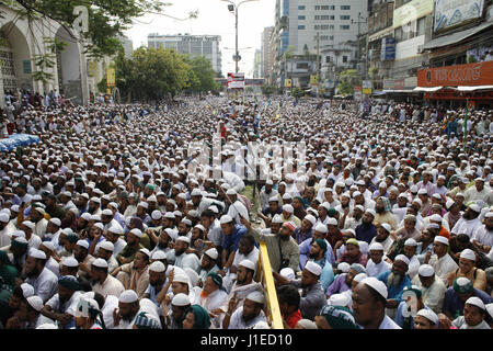 Dhaka, Bangladesch. 21. April 2017. Unterstützer von Bangladesch Islami Sashontantra Andolon beteiligen sich an einem Protest Rallye anspruchsvolle entfernen der Justitia-Statue aus Bangladesch Supreme Court Komplex in Dhaka, Bangladesch. Nach Bangladesch Islami Sashontantra Andolon Aussage sieht die Statue wie griechische Göttin Themis und die anti-islamischen ist. Bildnachweis: Suvra Kanti Das/ZUMA Draht/Alamy Live-Nachrichten Stockfoto