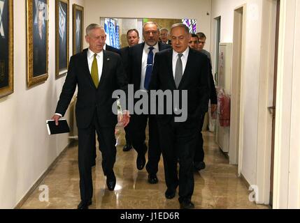 Tel Aviv, Israel. 21. April 2017. US-Verteidigungsminister James Mattis, geht nach links, während mit der israelische Ministerpräsident Benjamin Netanyahu zu ihrem bilateralen Treffen 21. April 2017 in Jerusalem, Israel. Bildnachweis: Planetpix/Alamy Live-Nachrichten Stockfoto