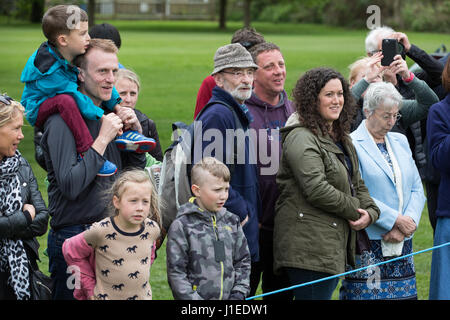 Windsor, UK. 21. April 2017. Mitglieder der Öffentlichkeit singen "Happy Birthday" an die Königin vor dem traditionellen 21 Salutschüsse auf Long Walk in der Nähe von Windsor Castle in Windsor Great Park. Bildnachweis: Mark Kerrison/Alamy Live-Nachrichten Stockfoto