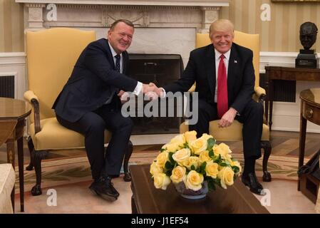 US-Präsident Donald Trump trifft sich mit dänischen Ministerpräsidenten Lars Løkke Rasmussen im Oval Office des weißen Hauses 30. März 2017 in Washington, D.C. Stockfoto