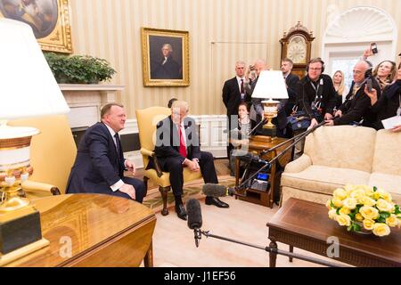 US-Präsident Donald Trump trifft sich mit dänischen Ministerpräsidenten Lars Løkke Rasmussen im Oval Office des weißen Hauses 30. März 2017 in Washington, D.C. Stockfoto