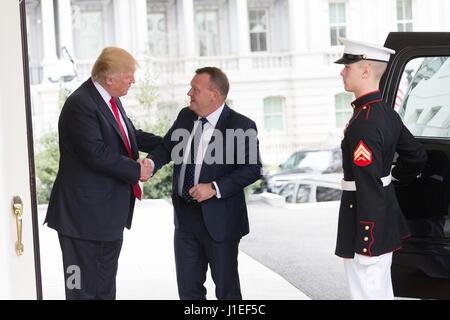 US-Präsident Donald Trump grüßt der dänische Ministerpräsident Lars Løkke Rasmussen am Eingang Westflügel des weißen Hauses 30. März 2017 in Washington, D.C. Stockfoto