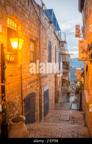 SAFED, ISRAEL - 17. November 2015: Sonnenuntergang Szene in einer Gasse in das jüdische Viertel, mit lokalen Unternehmen in Safed (Tzefat), Israel Stockfoto