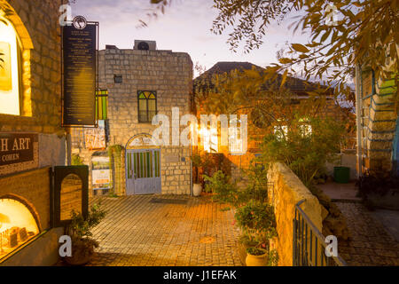 SAFED, ISRAEL - 17. November 2015: Sonnenuntergang Szene in einer Gasse in das jüdische Viertel, mit lokalen Unternehmen in Safed (Tzefat), Israel Stockfoto