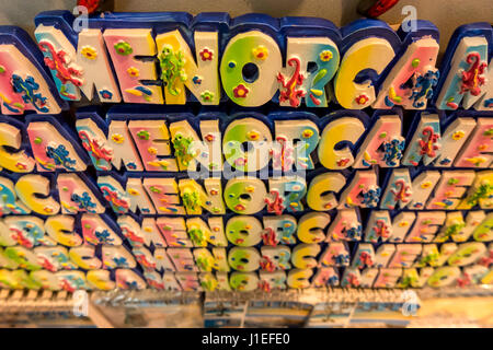 Souvenir-Kühlschrank-Magnete zum Verkauf am Flughafen Mahón auf Menorca Stockfoto