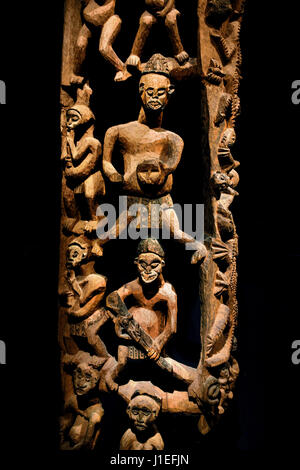 Ein hölzerner Palasttürpfosten aus dem 19. Bis frühen 20. Jahrhundert mit gestapelten anthropomorphen Relieffiguren aus Bati bei Bali, Nordwestprovinz, Kamerun. Stockfoto