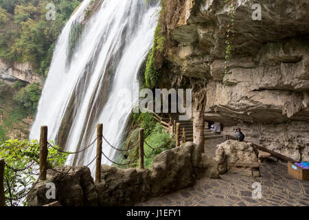 Provinz Guizhou, China.  Fotografen fotografieren die gelbe Frucht Baum (Huangguoshu) Wasserfall. Stockfoto