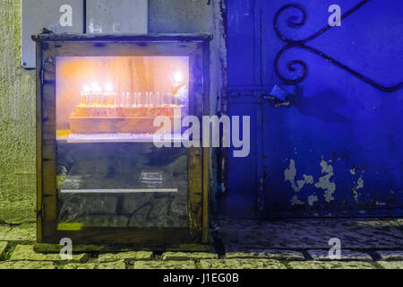 SAFED, ISRAEL - 26. Dezember 2016: Traditionelle Menorah (Chanukka Lampe) mit Olivenöl Kerzen, in das jüdische Viertel in Safed (Tzefat), Israel. Text ich Stockfoto