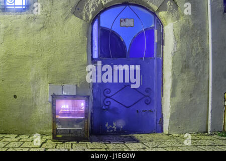 SAFED, ISRAEL - 26. Dezember 2016: Traditionelle Menorah (Chanukka Lampe) mit Olivenöl Kerzen, in der Nähe der Tür, in das jüdische Viertel in Safed (platziert Stockfoto