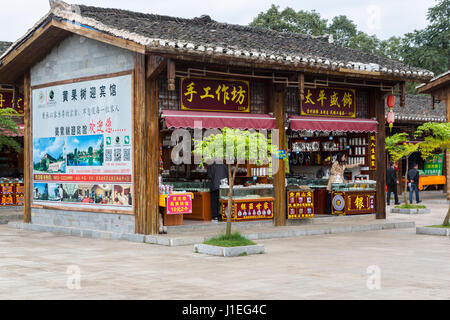 Provinz Guizhou, China.  Souvenir und Geschenk-Shop-Bereich, gelbe Frucht Baum (Huangguoshu) Wasserfall Naturgebiet. Stockfoto