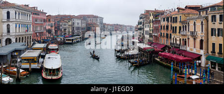 Panorama des Grand Canal mit drei Gondolieren vom Ponte di Rialto (Rialtobrücke), Venedig Italien Stockfoto