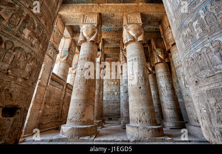 Spalten des Hathor-Tempels in ptolemäischen Dendera Tempel Komplex, Qena, Ägypten, Afrika Stockfoto