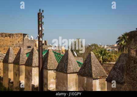 Dächern und Terrassen über den jüdischen Friedhof in Fes Medina, Marokko Stockfoto