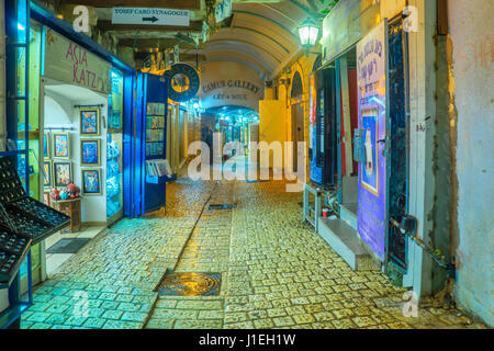 SAFED, ISRAEL - 26. Dezember 2016: Eine Gasse in das jüdische Viertel mit Geschäften und Galerien, in Safed (Tzefat), Israel. Stockfoto