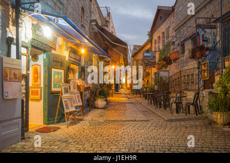 SAFED, ISRAEL - 17. November 2015: Sonnenuntergang Szene in einer Gasse in das jüdische Viertel, mit lokalen Unternehmen in Safed (Tzefat), Israel Stockfoto