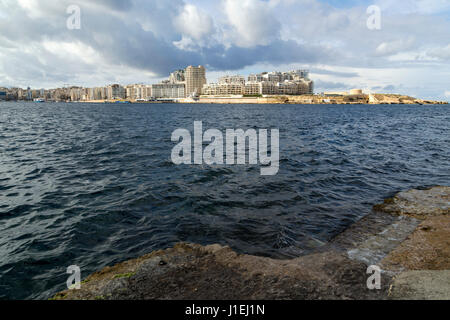 Tigne Point betrachtet von Valletta, Malta. Stockfoto