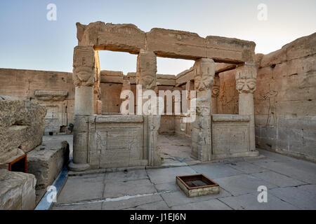 kleiner Tempel am Dach des Hathor-Tempels in ptolemäischen Dendera Tempel Komplex, Qena, Ägypten, Afrika Stockfoto