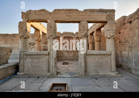 kleiner Tempel am Dach des Hathor-Tempels in ptolemäischen Dendera Tempel Komplex, Qena, Ägypten, Afrika Stockfoto