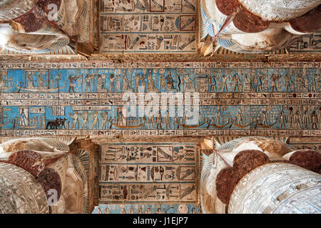 Decke mit farbigen Stein schnitzen, Hieroglyphen und Spalten des Hathor-Tempels in ptolemäischen Dendera Tempel-Komplex, Qena, Ägypten, Afrika Stockfoto