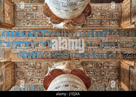 Decke mit farbigen Stein schnitzen, Hieroglyphen und Spalten des Hathor-Tempels in ptolemäischen Dendera Tempel-Komplex, Qena, Ägypten, Afrika Stockfoto