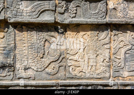 Detailansicht der Details auf der Plattform der Adler und Jaguare in den Maya-Ruinen von Chichen Itza, Mexiko Stockfoto