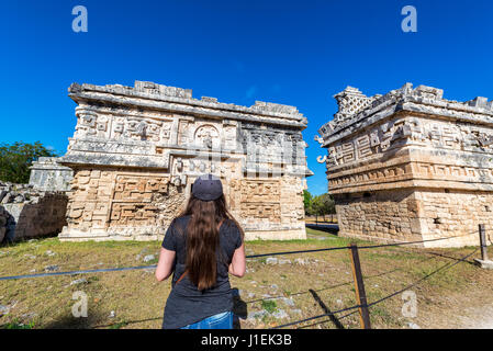 Touristischen Blick auf die beeindruckenden Ruinen von Chichen Itza in Mexiko Stockfoto