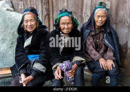 Huanggang, Guizhou, China.  Ältere Dong Frauen in einem Dong ethnische Dorf. Stockfoto